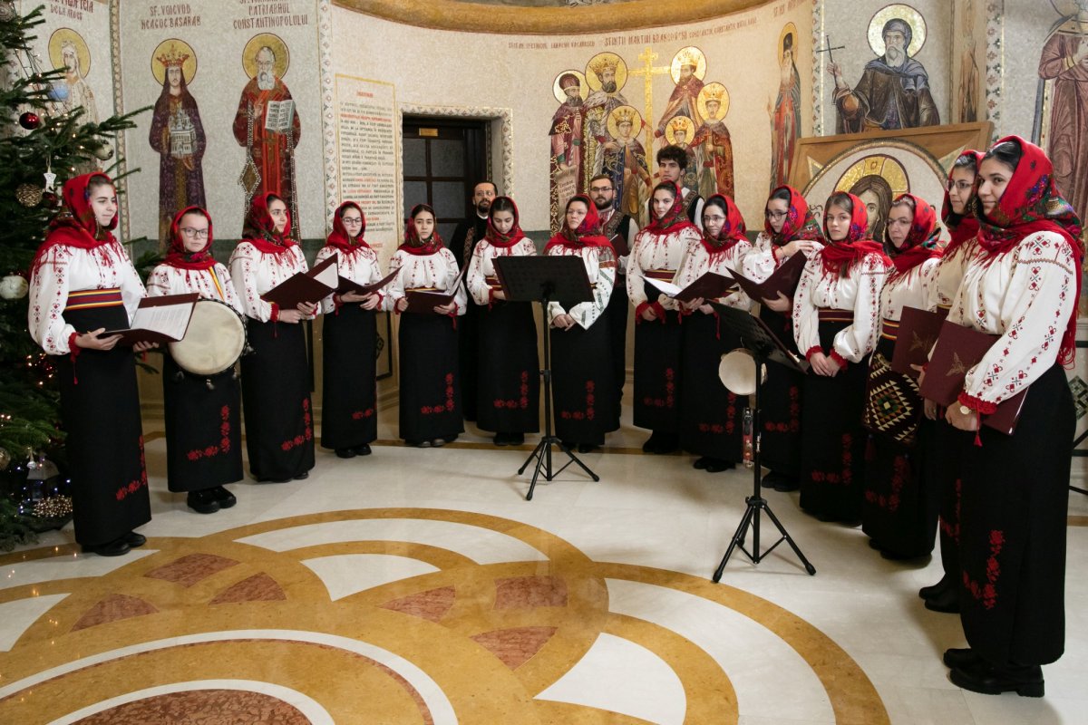 Tineri din județul Bacău și copii de la Asociația „Down Plus”, colindători la Reședința Patriarhală 198062