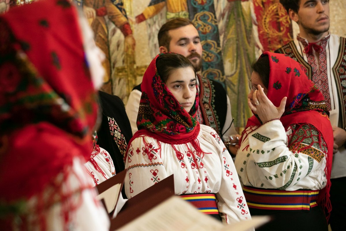 Tineri din județul Bacău și copii de la Asociația „Down Plus”, colindători la Reședința Patriarhală 198063