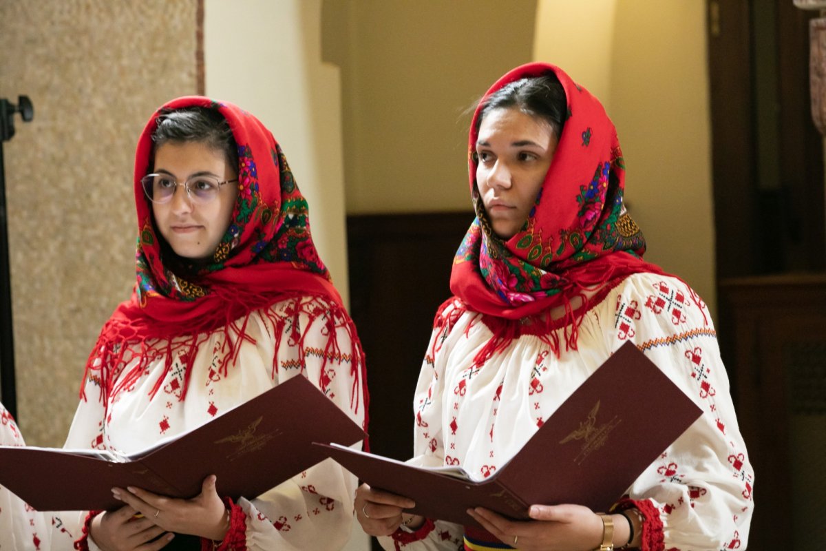 Tineri din județul Bacău și copii de la Asociația „Down Plus”, colindători la Reședința Patriarhală 198064