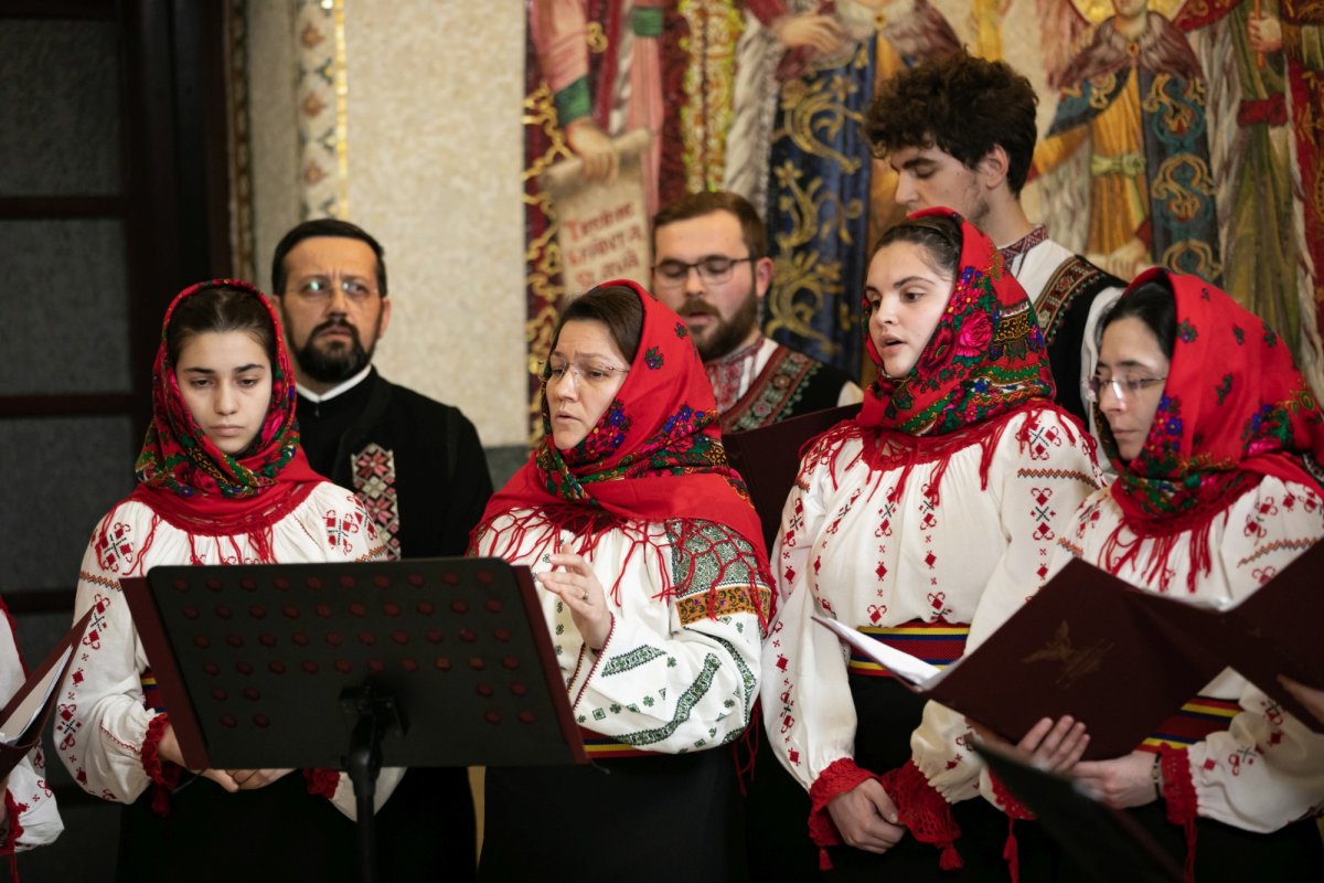 Tineri din județul Bacău și copii de la Asociația „Down Plus”, colindători la Reședința Patriarhală 198075