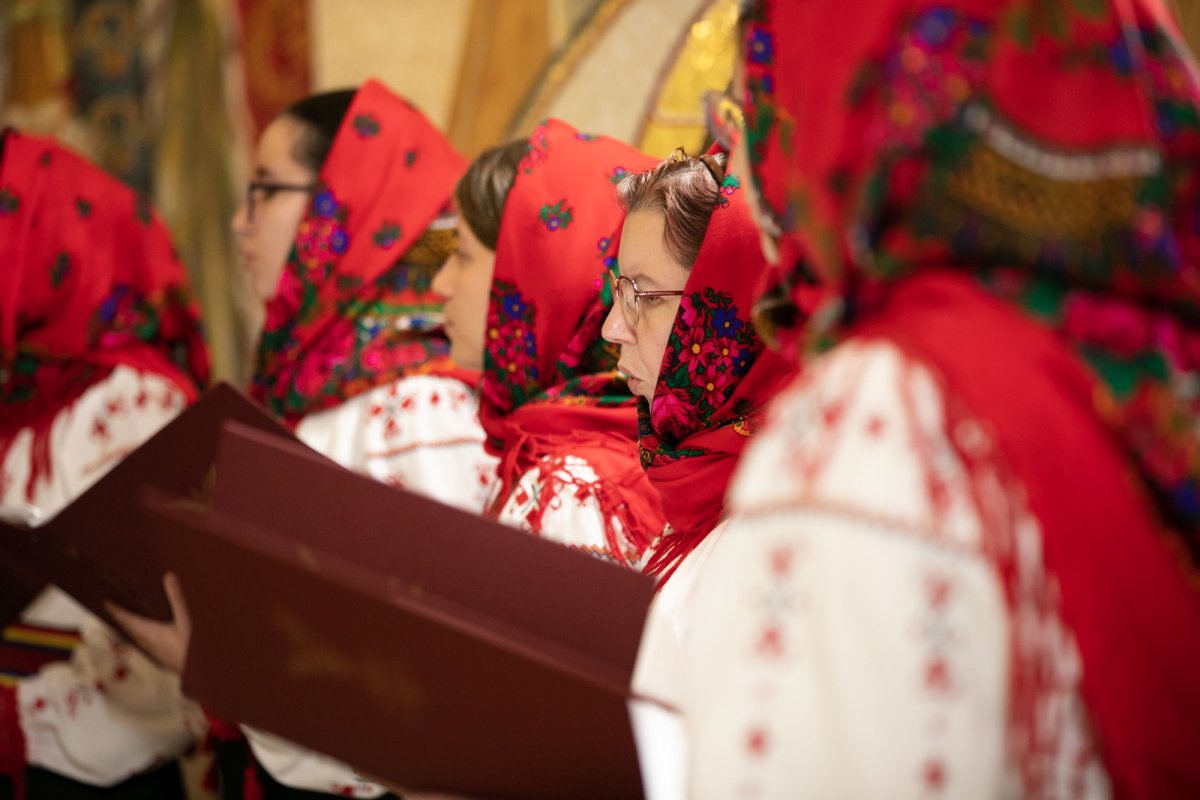 Tineri din județul Bacău și copii de la Asociația „Down Plus”, colindători la Reședința Patriarhală 198076