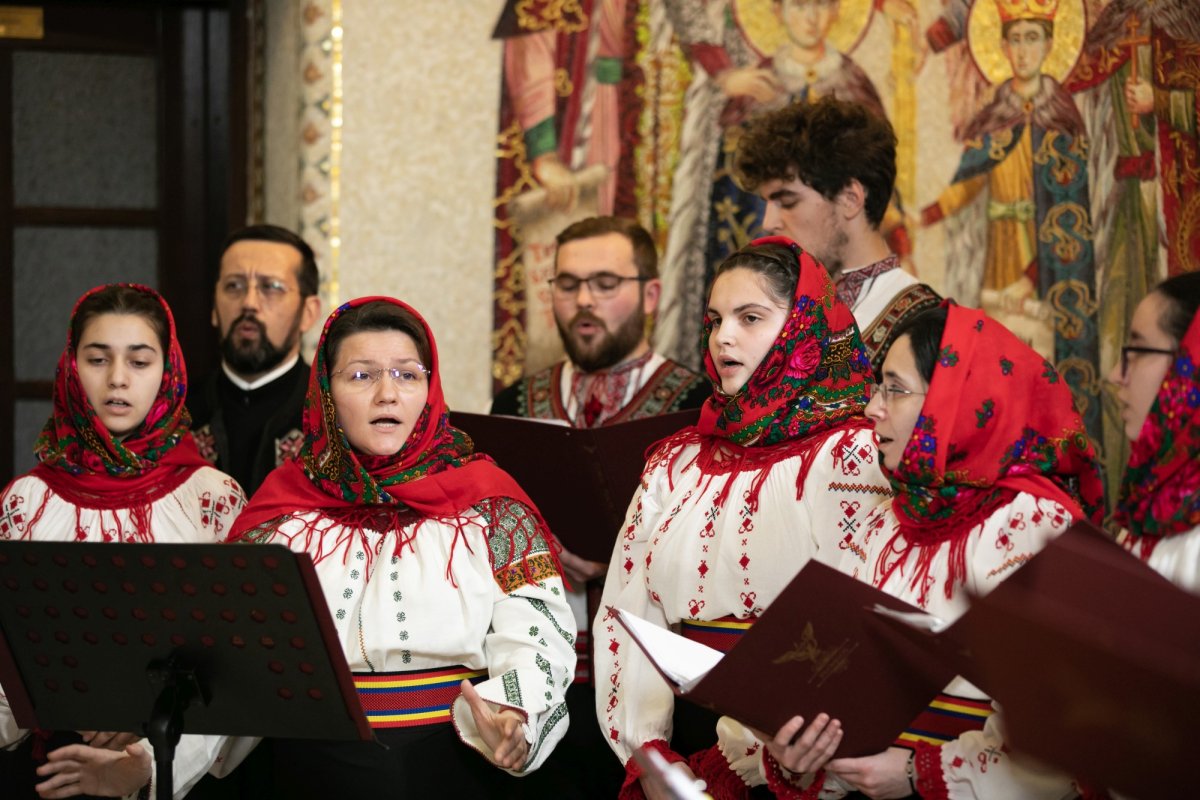 Tineri din județul Bacău și copii de la Asociația „Down Plus”, colindători la Reședința Patriarhală 198077