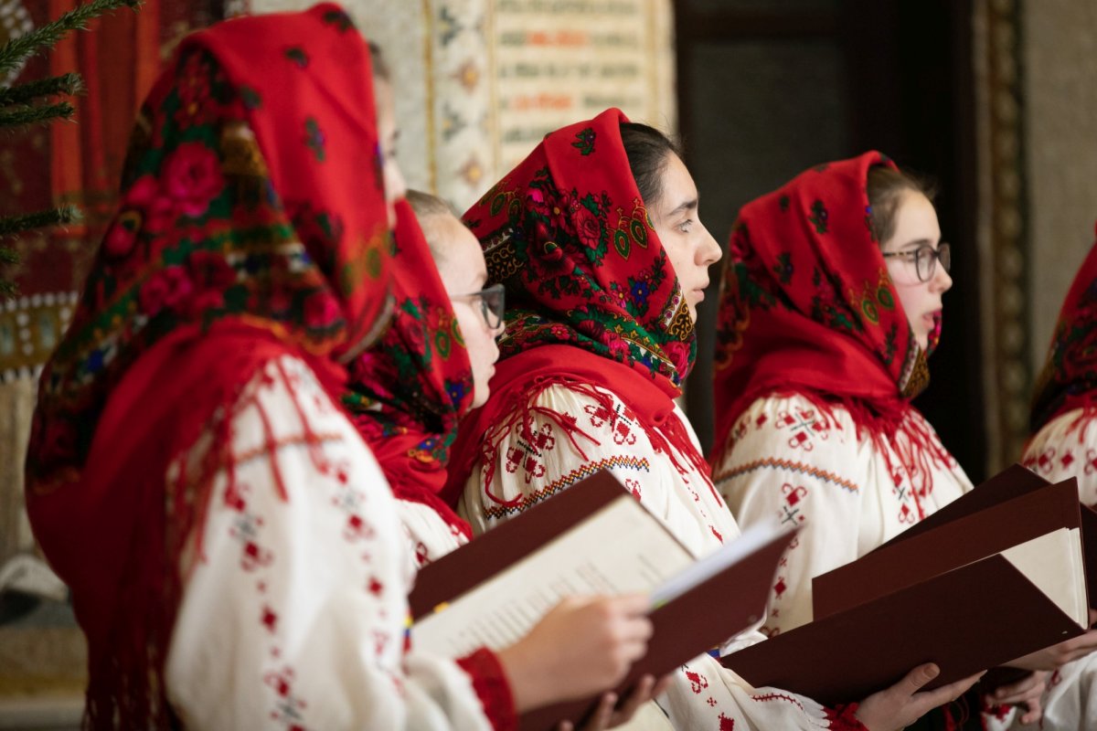 Tineri din județul Bacău și copii de la Asociația „Down Plus”, colindători la Reședința Patriarhală 198079