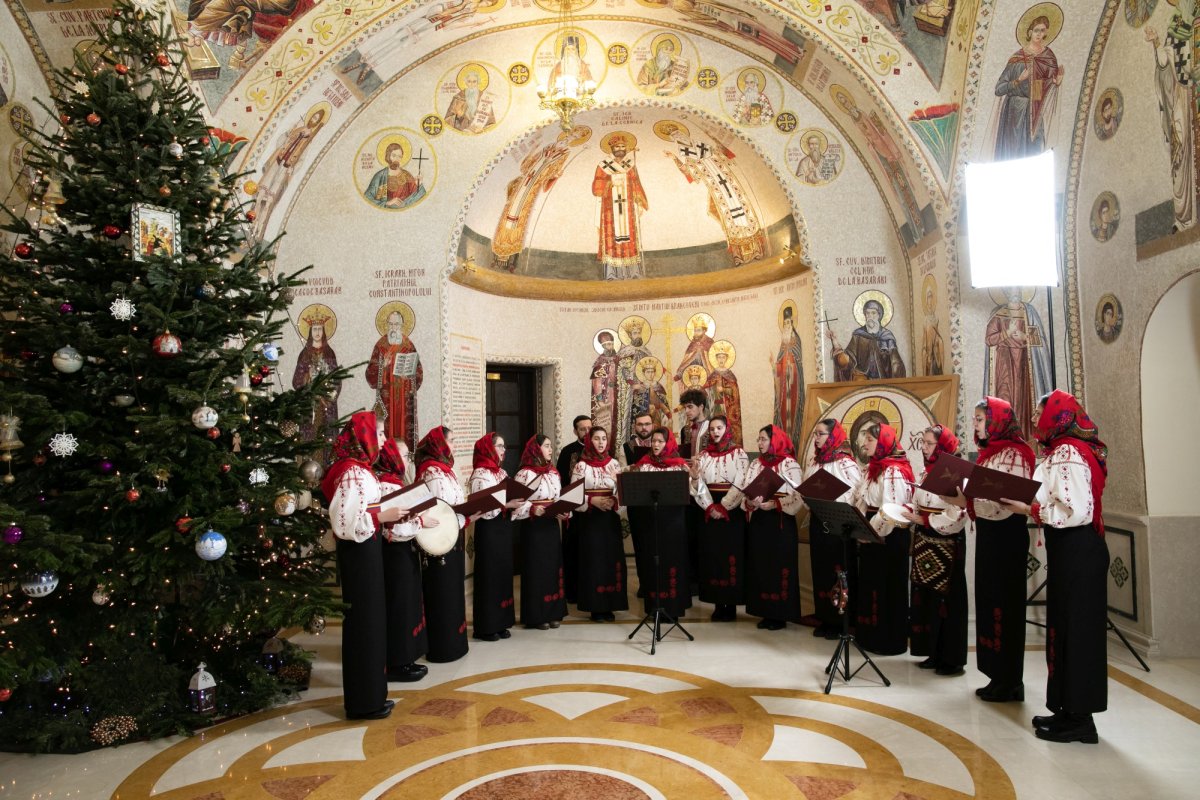 Tineri din județul Bacău și copii de la Asociația „Down Plus”, colindători la Reședința Patriarhală 198081