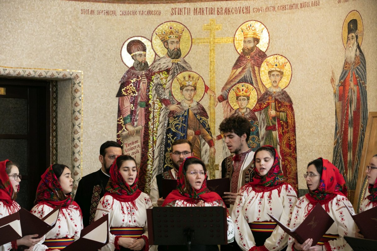 Tineri din județul Bacău și copii de la Asociația „Down Plus”, colindători la Reședința Patriarhală 198082