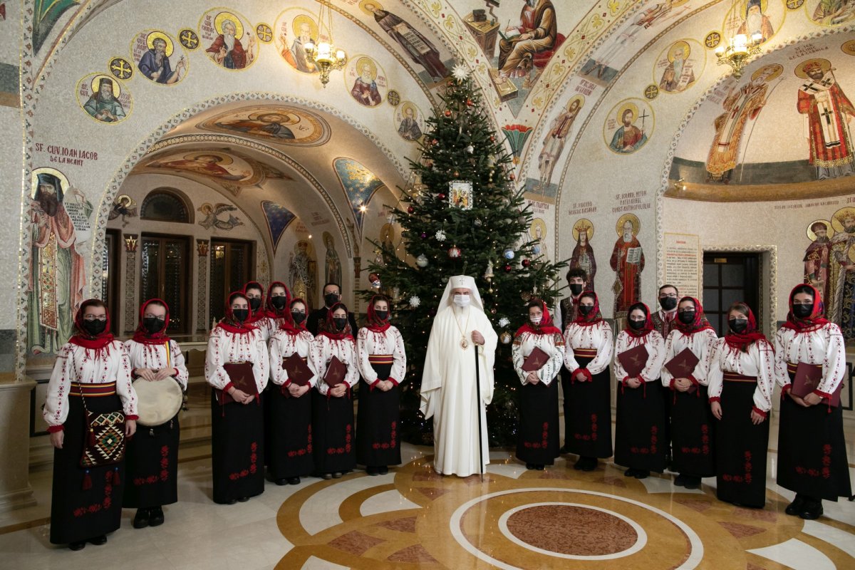 Tineri din județul Bacău și copii de la Asociația „Down Plus”, colindători la Reședința Patriarhală 198083