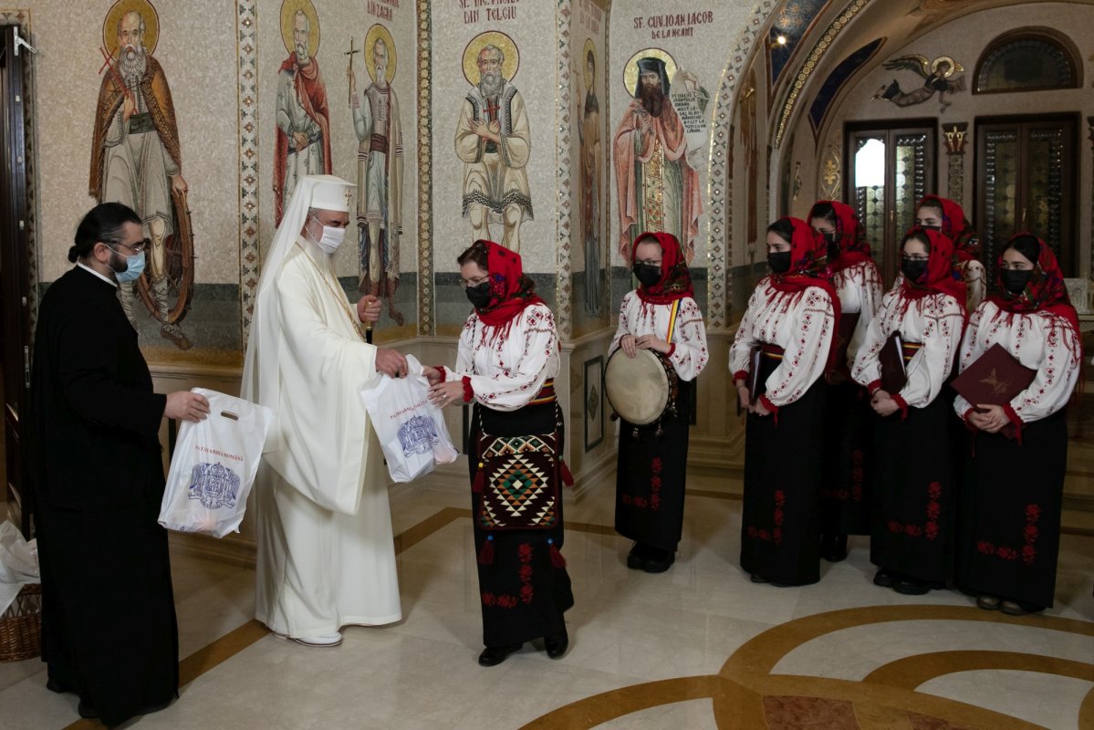 Tineri din județul Bacău și copii de la Asociația „Down Plus”, colindători la Reședința Patriarhală 198084
