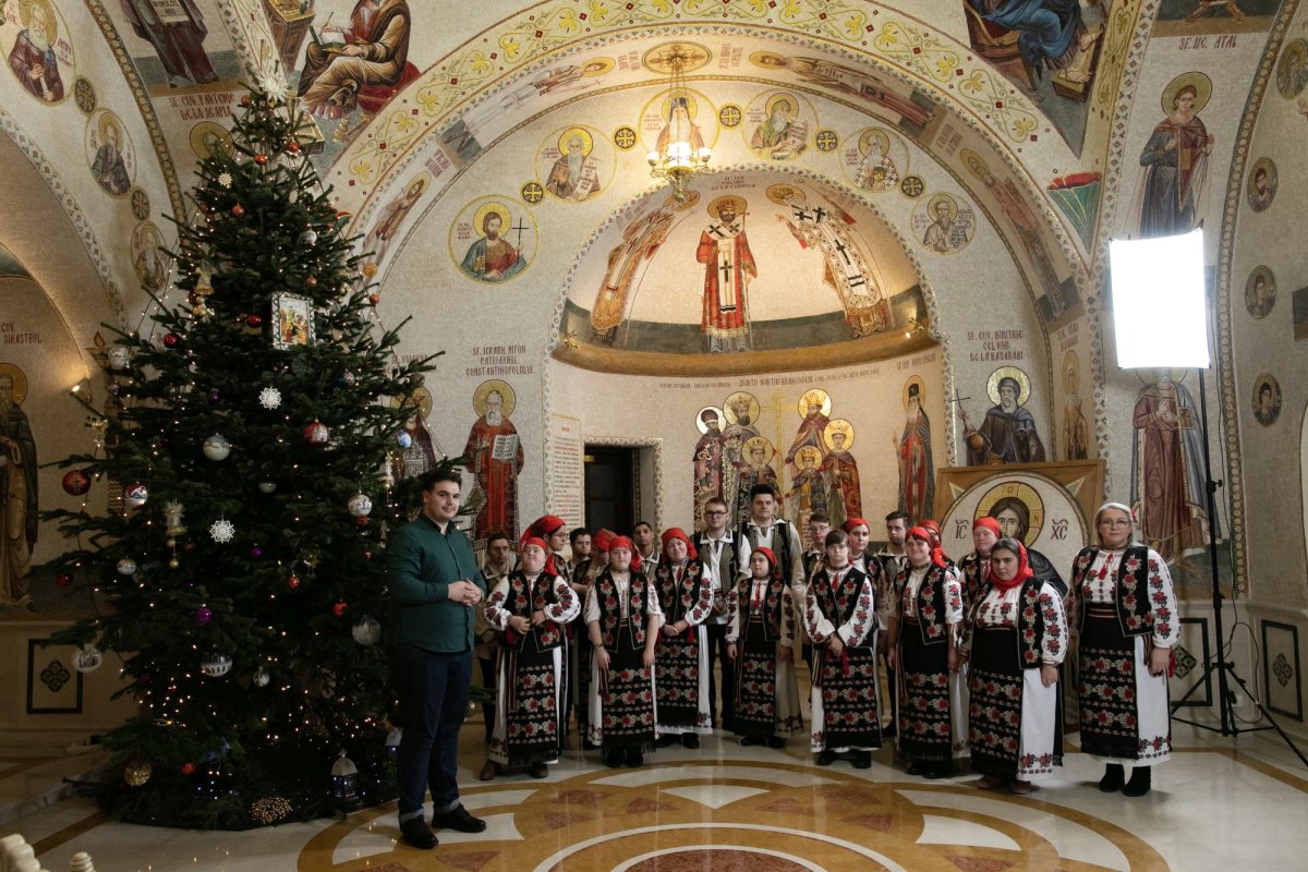 Tineri din județul Bacău și copii de la Asociația „Down Plus”, colindători la Reședința Patriarhală 198085