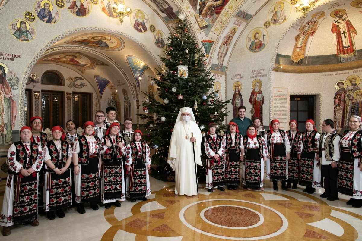Tineri din județul Bacău și copii de la Asociația „Down Plus”, colindători la Reședința Patriarhală 198090
