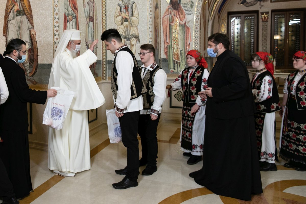 Tineri din județul Bacău și copii de la Asociația „Down Plus”, colindători la Reședința Patriarhală 198091