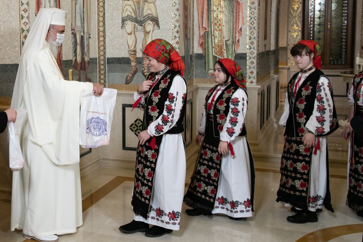Tineri din județul Bacău și copii de la Asociația „Down Plus”, colindători la Reședința Patriarhală 198092