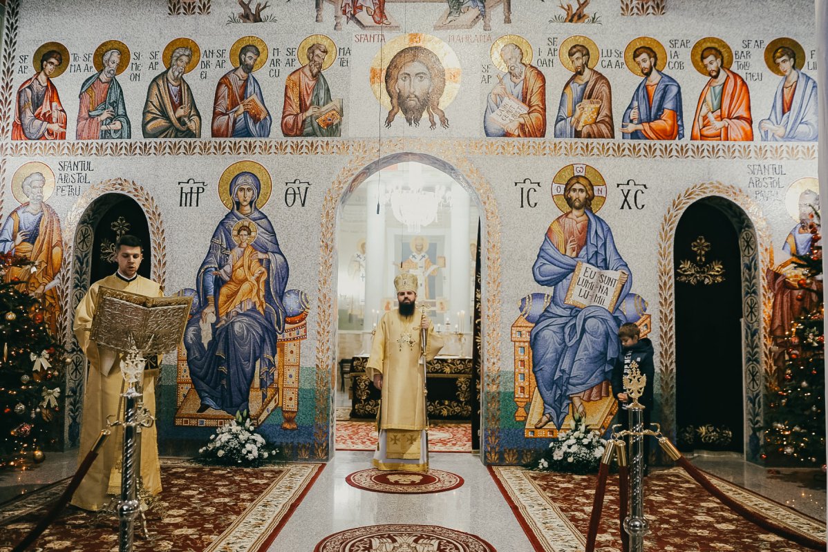 Slujire arhierească la praznicul Crăciunului în Parohia „Sfinţii Apostoli Petru și Pavel” din Mănăștur 198563