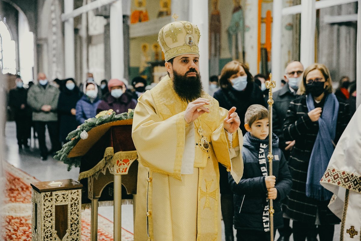 Slujire arhierească la praznicul Crăciunului în Parohia „Sfinţii Apostoli Petru și Pavel” din Mănăștur 198564