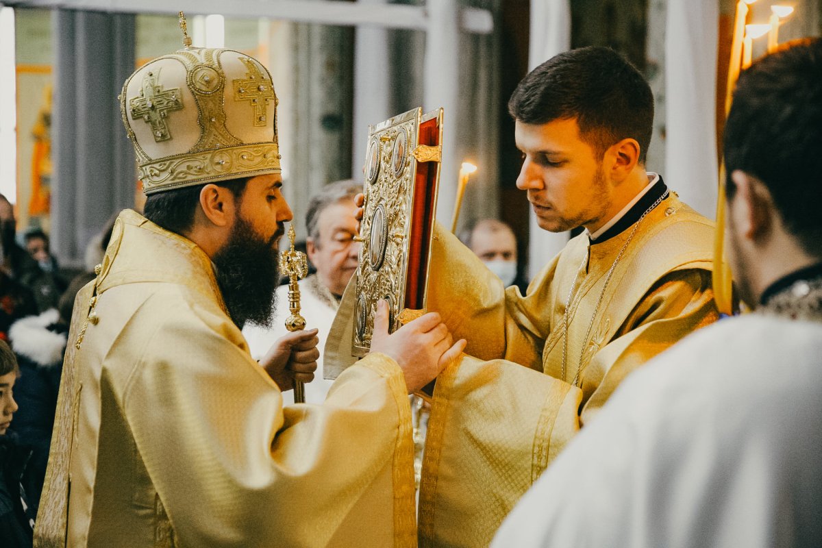 Slujire arhierească la praznicul Crăciunului în Parohia „Sfinţii Apostoli Petru și Pavel” din Mănăștur 198566