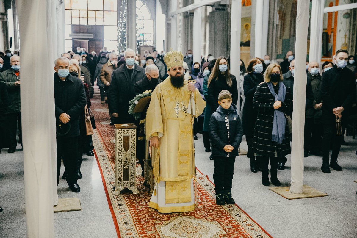 Slujire arhierească la praznicul Crăciunului în Parohia „Sfinţii Apostoli Petru și Pavel” din Mănăștur 198567