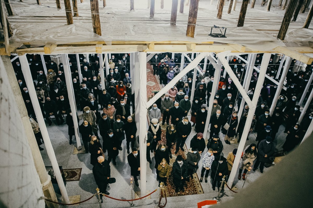 Slujire arhierească la praznicul Crăciunului în Parohia „Sfinţii Apostoli Petru și Pavel” din Mănăștur 198568