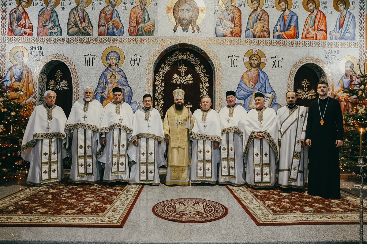 Slujire arhierească la praznicul Crăciunului în Parohia „Sfinţii Apostoli Petru și Pavel” din Mănăștur 198569