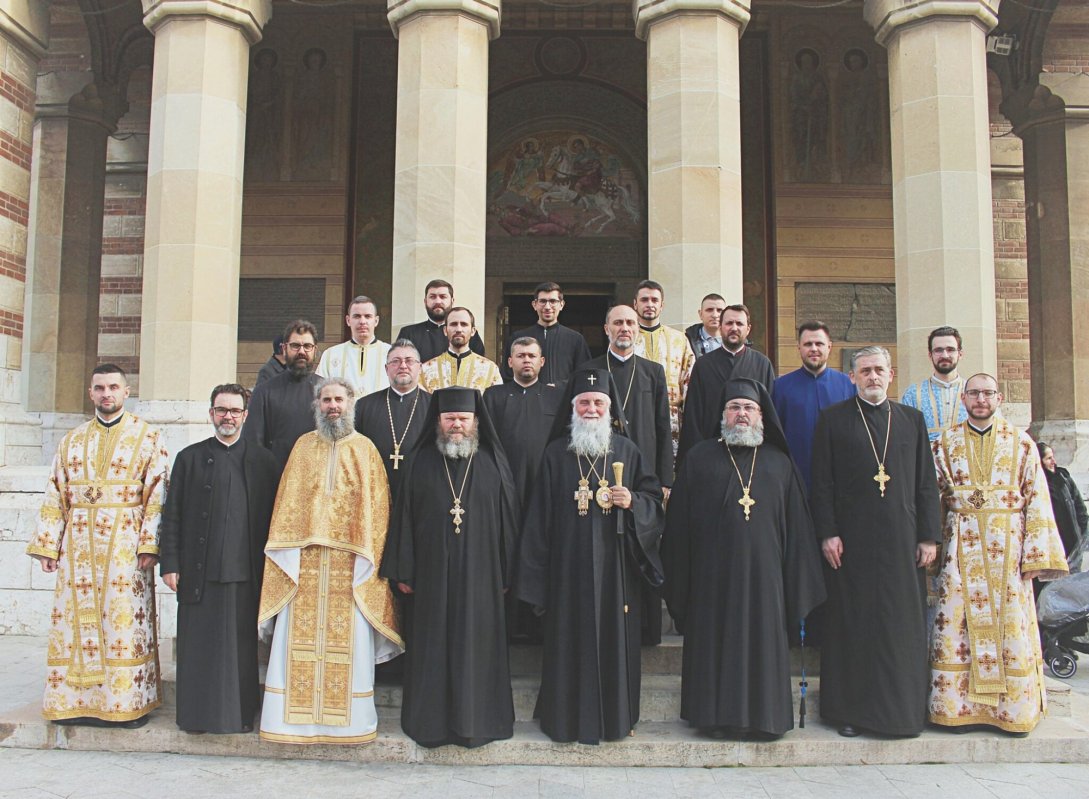 Praznicul Naşterii Domnului în catedralele eparhiale oltene 198764