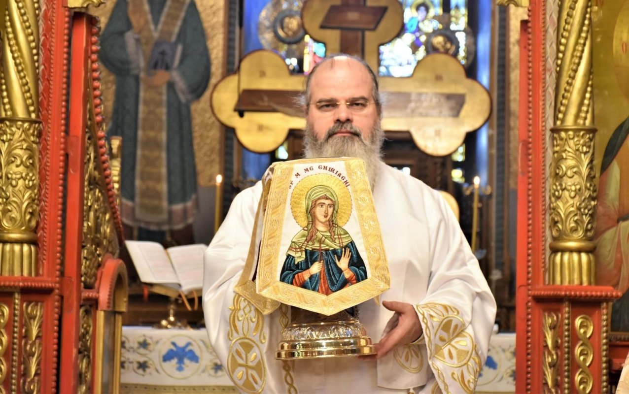 Binecuvântare arhierească în zi de sărbătoare la Catedrala din Huși 198815