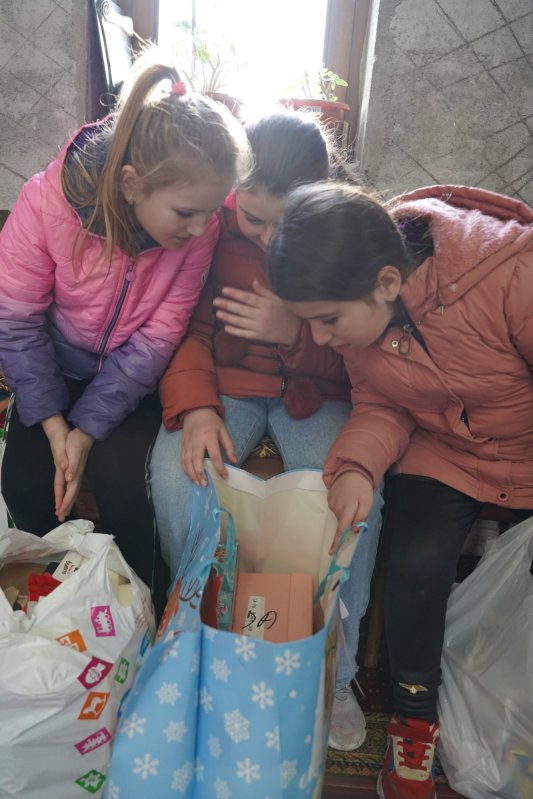 Copii din Arhiepiscopia Craiovei au primit daruri din partea Asociaţiei „Vasiliada” 198824