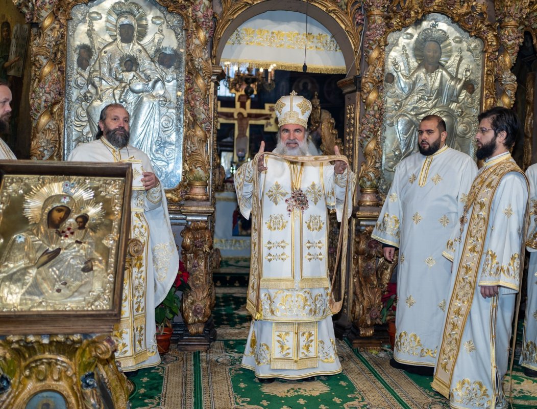 Liturghie și hirotesii de Crăciun la Roman 198816