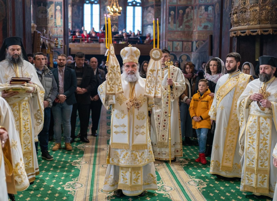Liturghie și hirotesii de Crăciun la Roman 198817