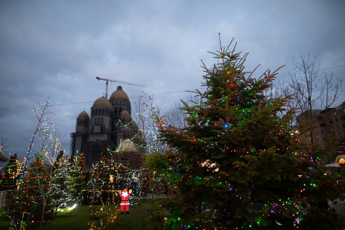 Voluntarii de la Paraclisul Catedralei Mântuirii Neamului au primit distincţii din partea Patriarhului României 199052