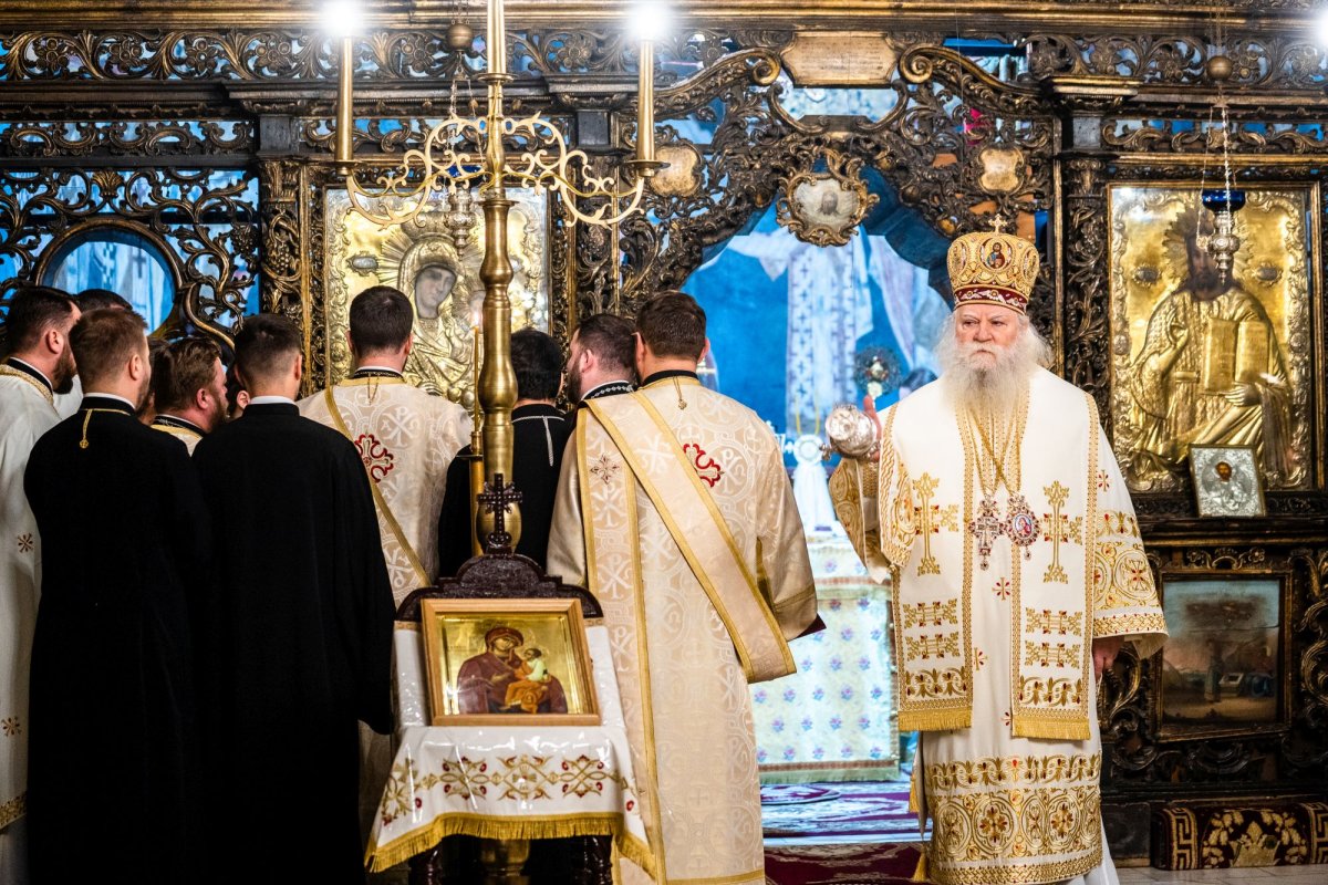 Binecuvântare arhierească la trecerea dintre ani la Catedrala Arhiepiscopală din Suceava 199363