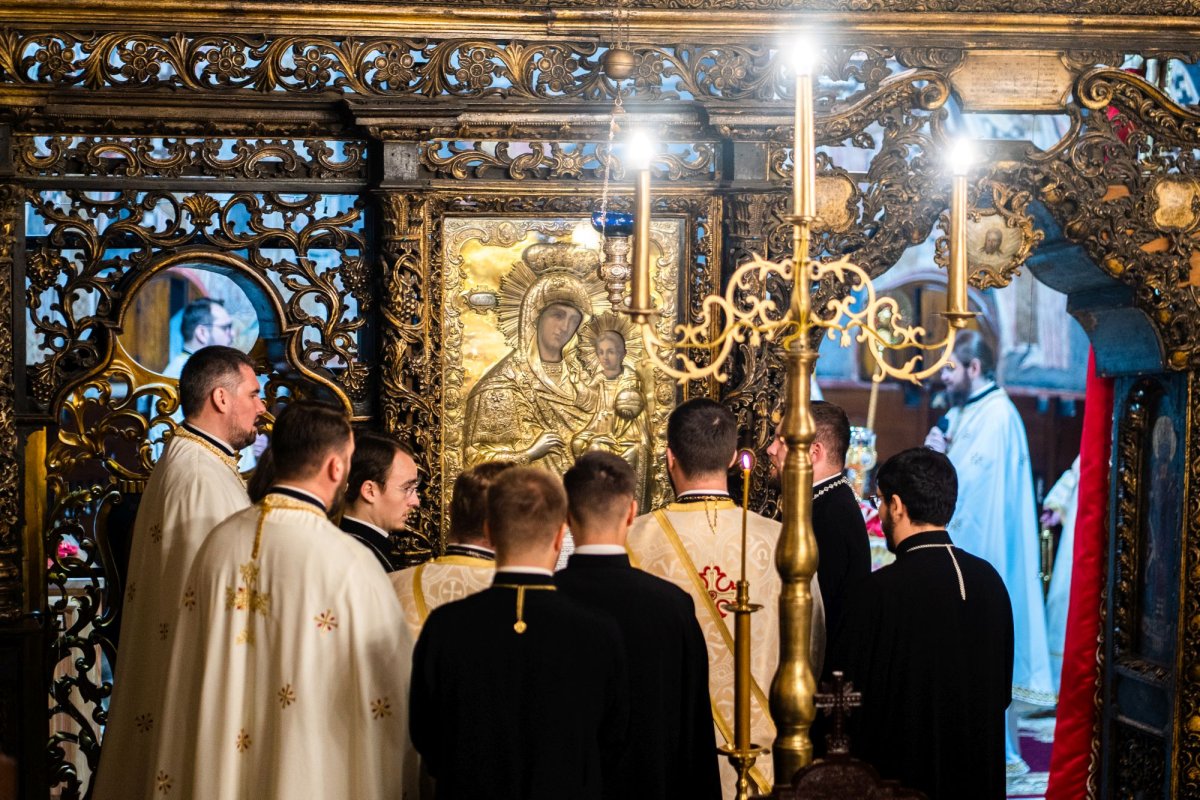 Binecuvântare arhierească la trecerea dintre ani la Catedrala Arhiepiscopală din Suceava 199364