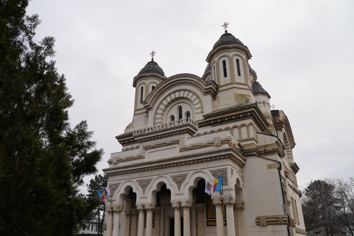 Vizita ierarhului Dunării de Jos la copiii Aşezământului „Sfântul Vasile cel Mare” din Galaţi 199517