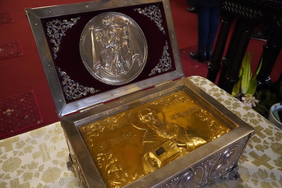 Vizita ierarhului Dunării de Jos la copiii Aşezământului „Sfântul Vasile cel Mare” din Galaţi 199518