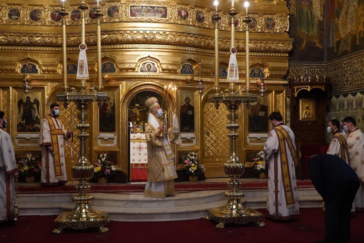 Vizita ierarhului Dunării de Jos la copiii Aşezământului „Sfântul Vasile cel Mare” din Galaţi 199519