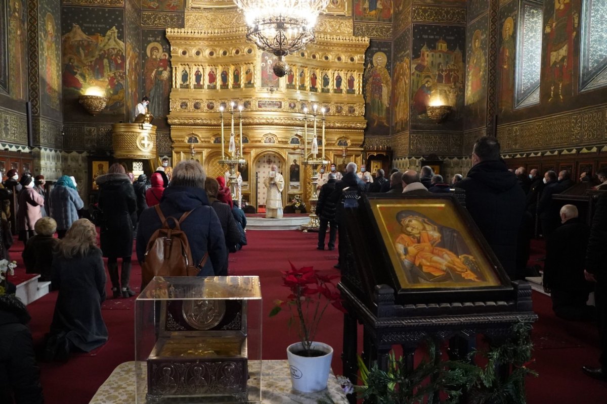 Vizita ierarhului Dunării de Jos la copiii Aşezământului „Sfântul Vasile cel Mare” din Galaţi 199520