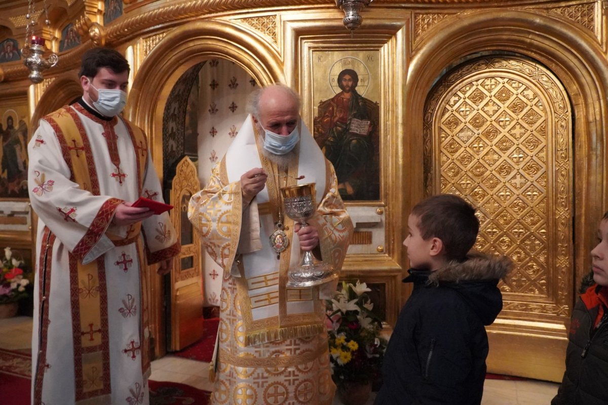 Vizita ierarhului Dunării de Jos la copiii Aşezământului „Sfântul Vasile cel Mare” din Galaţi 199521