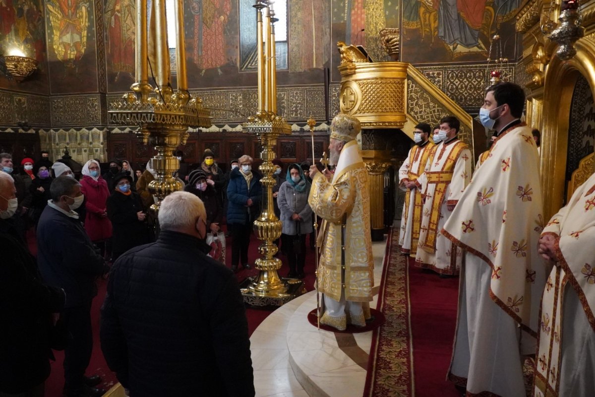 Vizita ierarhului Dunării de Jos la copiii Aşezământului „Sfântul Vasile cel Mare” din Galaţi 199523
