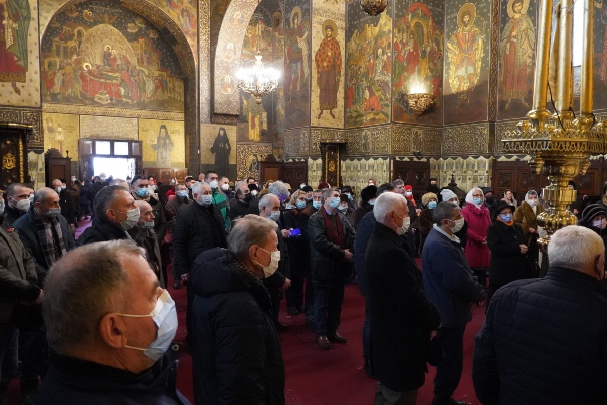 Vizita ierarhului Dunării de Jos la copiii Aşezământului „Sfântul Vasile cel Mare” din Galaţi 199524