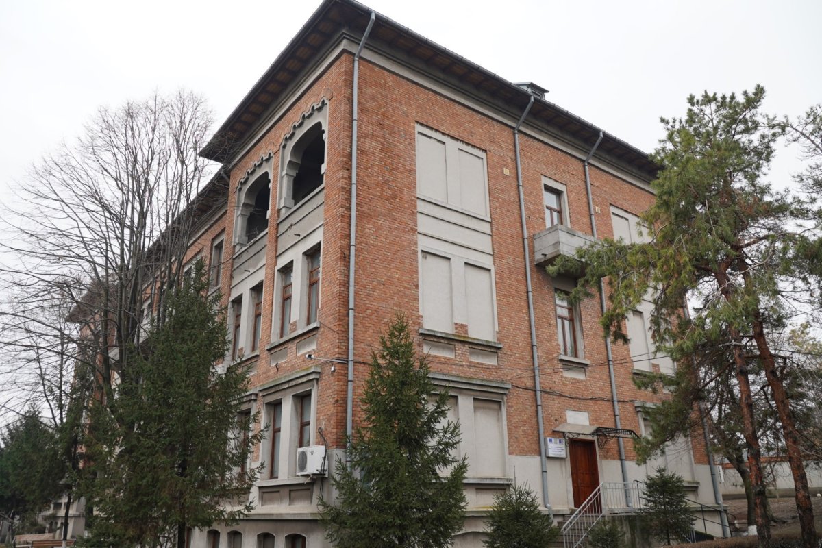 Vizita ierarhului Dunării de Jos la copiii Aşezământului „Sfântul Vasile cel Mare” din Galaţi 199525