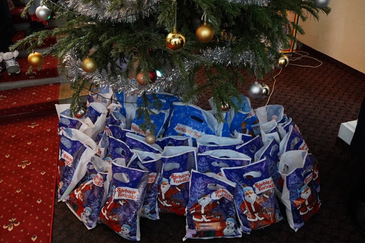 Vizita ierarhului Dunării de Jos la copiii Aşezământului „Sfântul Vasile cel Mare” din Galaţi 199526