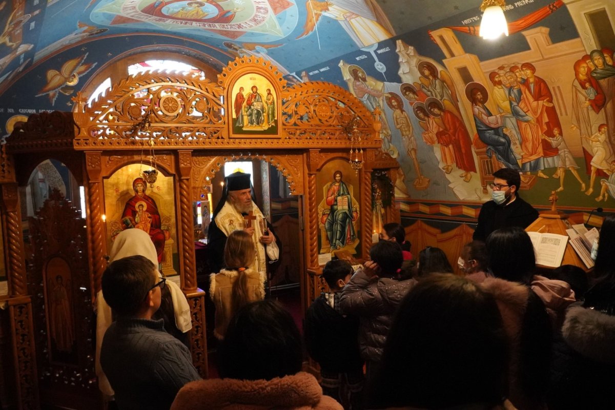 Vizita ierarhului Dunării de Jos la copiii Aşezământului „Sfântul Vasile cel Mare” din Galaţi 199527