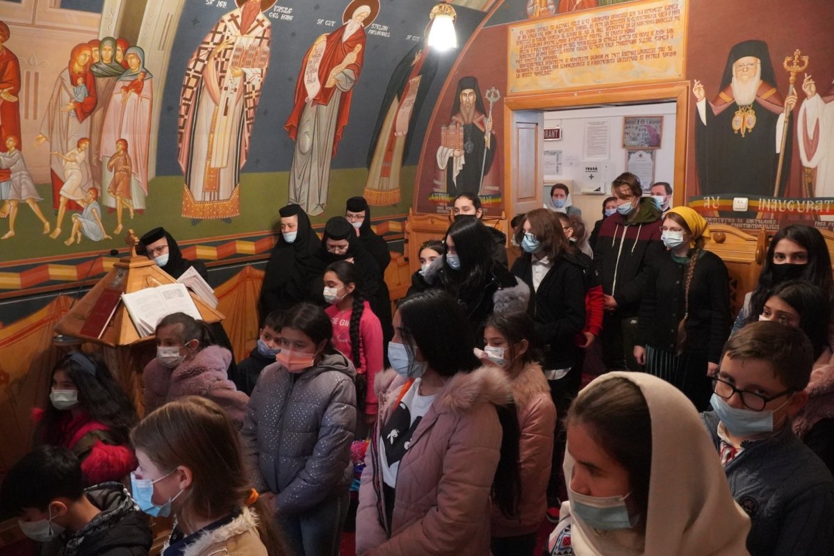 Vizita ierarhului Dunării de Jos la copiii Aşezământului „Sfântul Vasile cel Mare” din Galaţi 199528