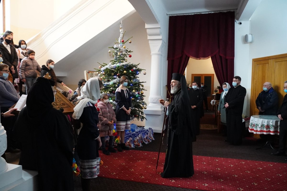 Vizita ierarhului Dunării de Jos la copiii Aşezământului „Sfântul Vasile cel Mare” din Galaţi 199529