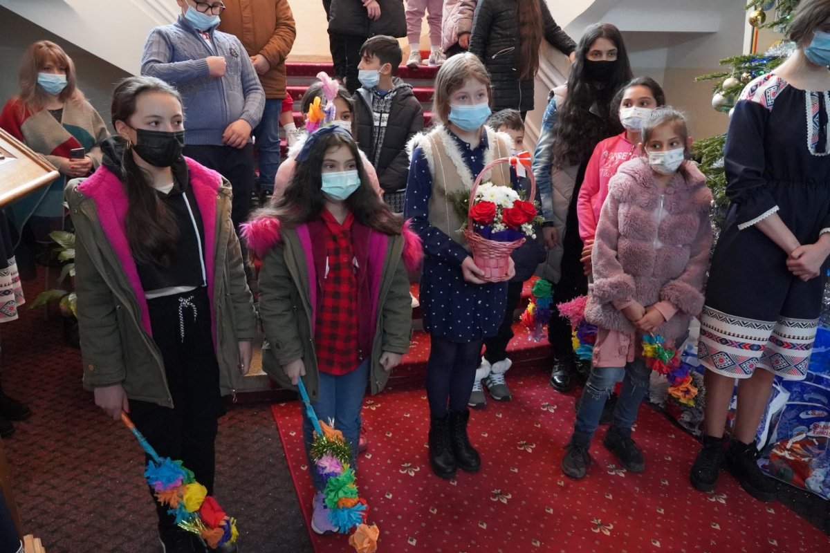 Vizita ierarhului Dunării de Jos la copiii Aşezământului „Sfântul Vasile cel Mare” din Galaţi 199530