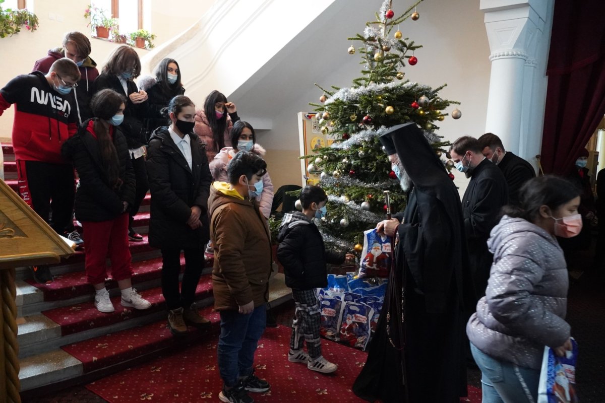 Vizita ierarhului Dunării de Jos la copiii Aşezământului „Sfântul Vasile cel Mare” din Galaţi 199532