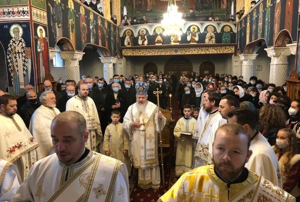 Binecuvântare pentru credincioşi la Parohia „Sfântul Mare Mucenic Gheorghe”, Bistriţa 199595