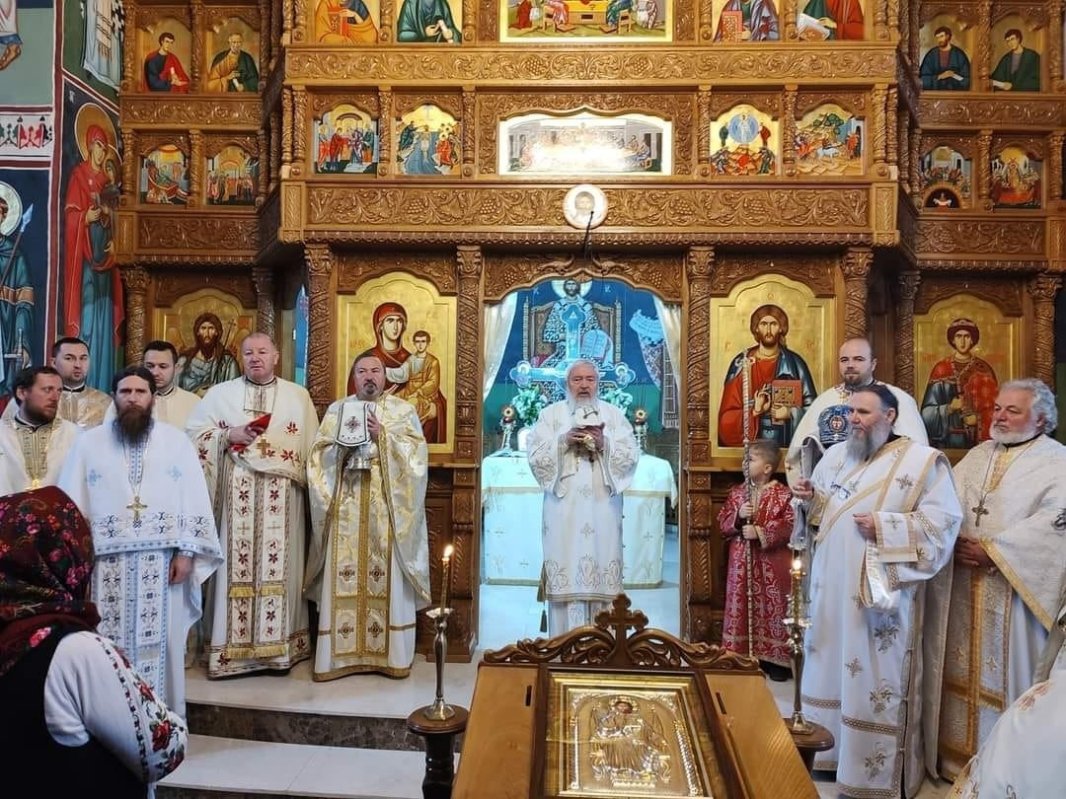 Binecuvântare pentru credincioşi la Parohia „Sfântul Mare Mucenic Gheorghe”, Bistriţa 199596