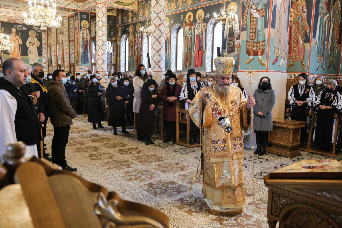 Liturghie arhierească la Sibiu în Duminica premergătoare Bobotezei 199600