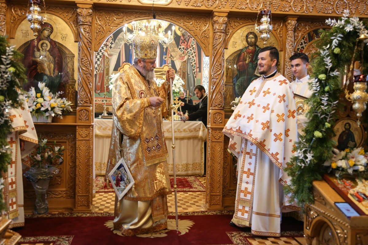 Liturghie arhierească la Sibiu în Duminica premergătoare Bobotezei 199601