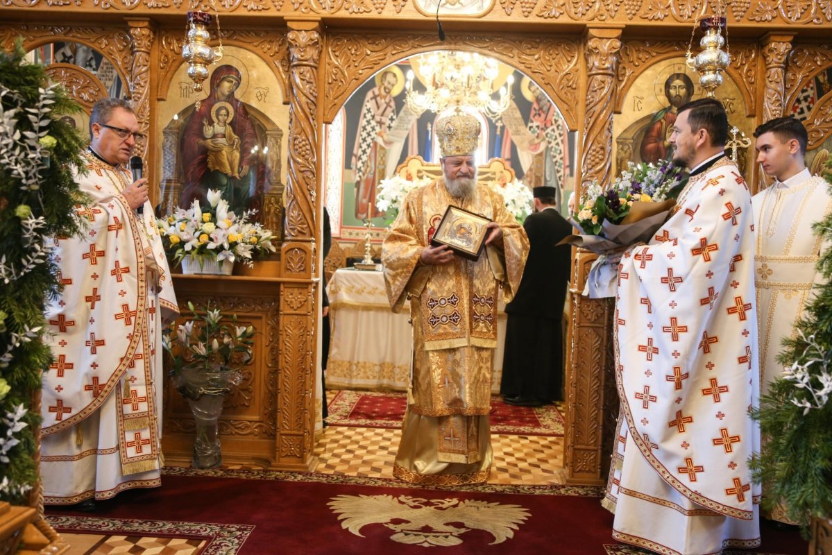 Liturghie arhierească la Sibiu în Duminica premergătoare Bobotezei 199602