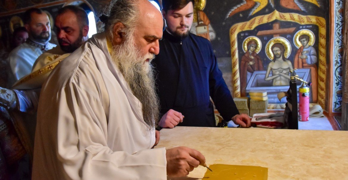 Paraclisul unei mănăstiri vâlcene a primit veşmântul sfinţeniei 199613