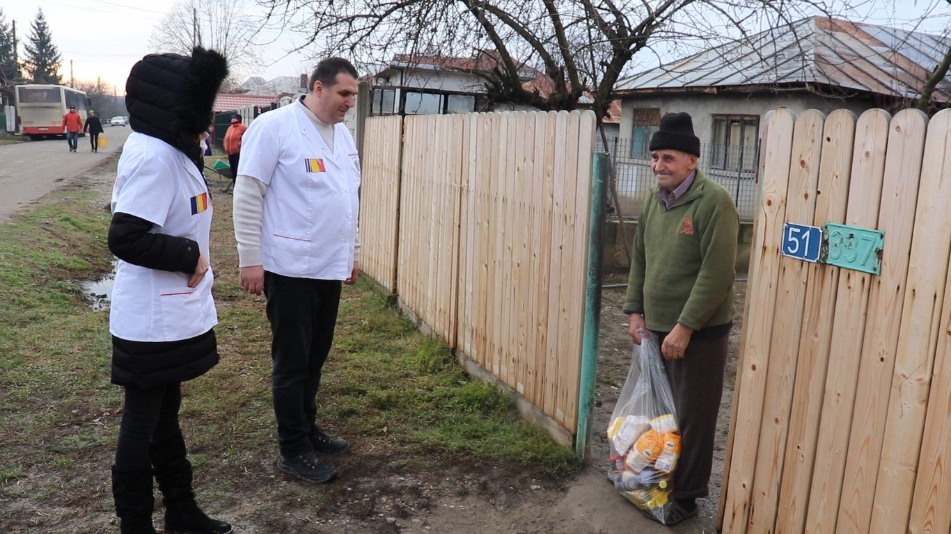 Ajutor pentru 30 de familii de la voluntarii Paraclisului Catedralei Naționale 199673